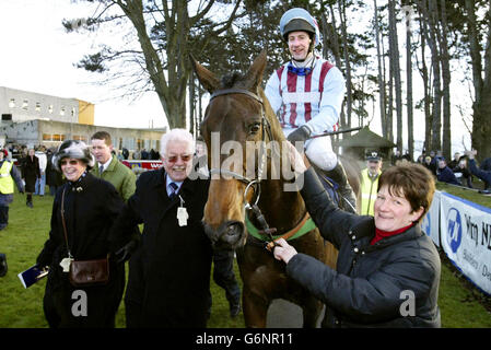 Ein entzückter Jim Culloty auf Best Mate bekommt Führung und Besitzer Jim Lewis `und seine Frau Valerie, nachdem er die Ericsson Steeplechase in Leopardstown gewonnen hat. Stockfoto